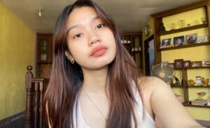Pinag Mamalaki Niya Ang Kaniyang Flat Na Boobs