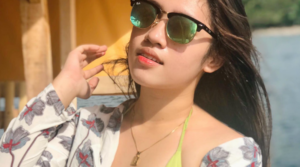 Tinaas Taas Ang Damit Ni Sofia Sabay Kita Ang Maliit Na Dede